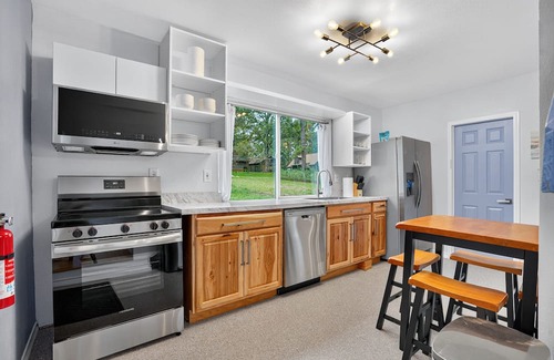 Pointblank House | NEW! Evergreen Estate with Rooftop Balcony & Games