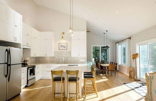 Low Cottage | The Papillon Lakehouse - waterfront property one hour from Ottawa