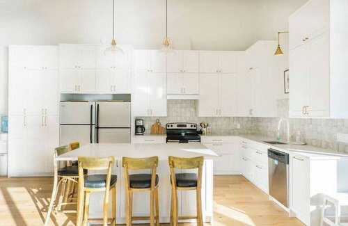 Low Cottage | The Papillon Lakehouse - waterfront property one hour from Ottawa