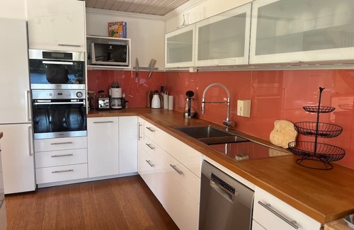 Vissefjaerda House | Vacation home right on the lake in Småland - Villa lake view with hot tub, boat & canoe