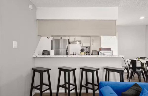 North University Apartment | Cozy & Central ~ UT/Moody ~ Pool ~ Parking ~ WiFi