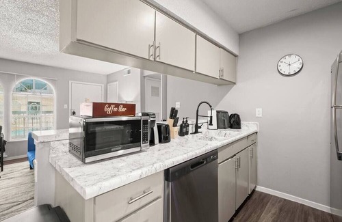 North University Apartment | Cozy & Central ~ UT/Moody ~ Pool ~ Parking ~ WiFi