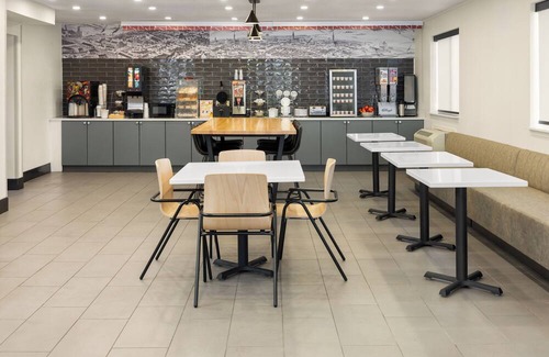 York Hotel | Clean 2 Queen-Bed Room in York just off I-83 Hershey