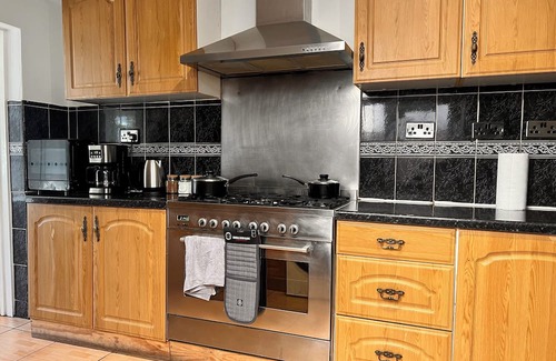 Marlborough House | Relax & Explore– 3bed Home with Easy London Access