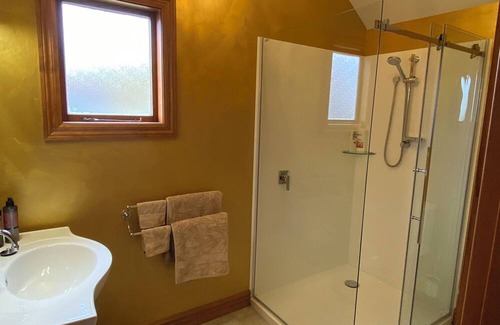 Lowburn Bed & Breakfast | Rose Creek Cottage – Secluded Vineyard Stay with Stunning Mountain Backdrop