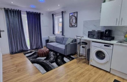 Little Holland Apartment | Very Cosy & Lovely 1 Bed Garden Apartment with side access