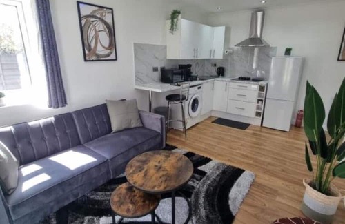 Little Holland Apartment | Very Cosy & Lovely 1 Bed Garden Apartment with side access