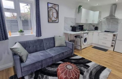 Little Holland Apartment | Very Cosy & Lovely 1 Bed Garden Apartment with side access