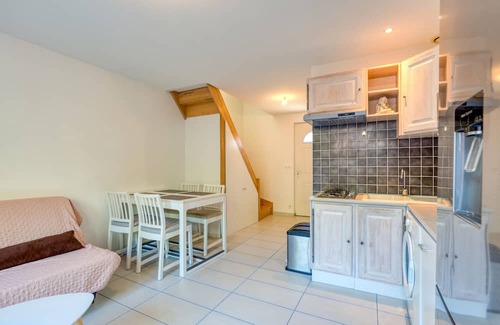 Le Bosc House | Holiday Home 'Gîte Duplex Cour Proche Lac Salagou' with Private Garden and Wi-Fi