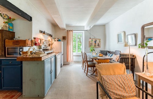 Crestet House | Gîte 37 - The Blue Flower at the Foot of Mont Ventoux