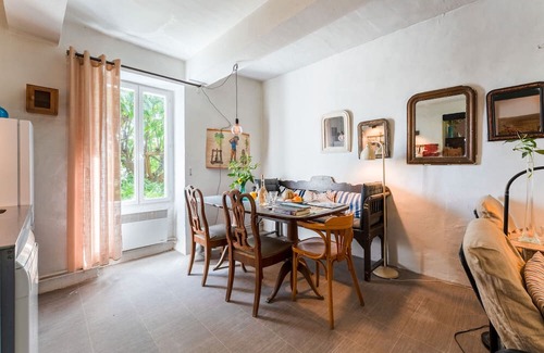 Crestet House | Gîte 37 - The Blue Flower at the Foot of Mont Ventoux