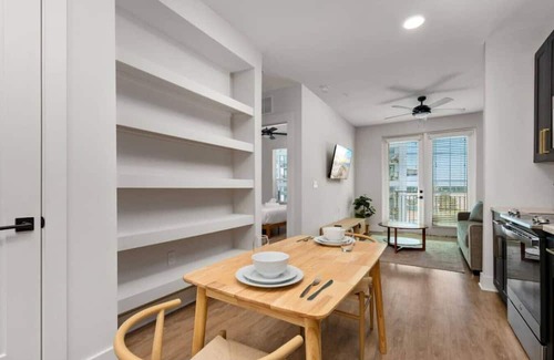 Tullamarine Apartment | Cozy 1BD – Walk to Whole Foods Midtown