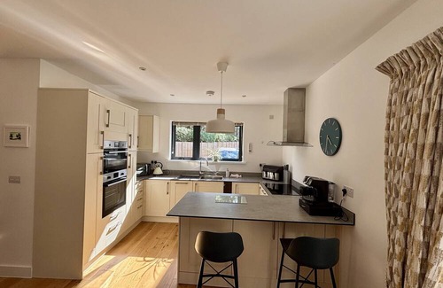 Ferndown House | THE RETREAT, family friendly, country holiday cottage in Ferndown