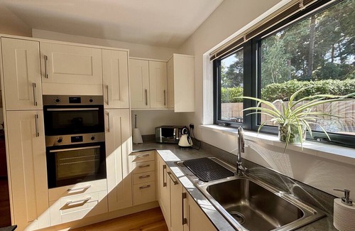 Ferndown House | THE RETREAT, family friendly, country holiday cottage in Ferndown