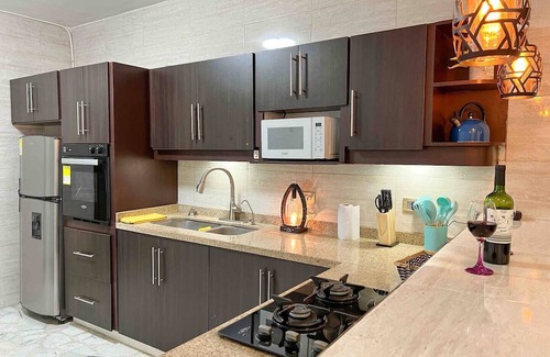 Cali Apartment | Luxurious Apt | Hot Tube | Prime Location | 3Bed