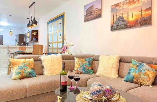 Cali Apartment | Luxurious Apt | Hot Tube | Prime Location | 3Bed