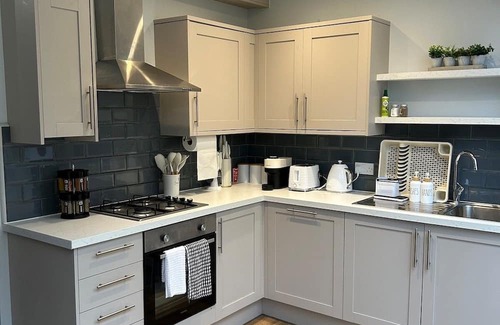 Greenhithe House | Luxury 4BR House , Bluewater, Dartford, Parking