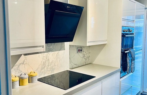 Colchester House | Holiday Home with Parking , Near Colchester Zoo