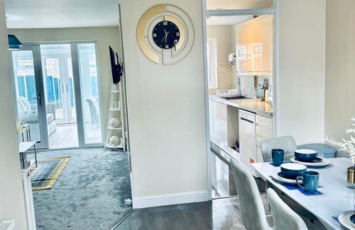 Colchester House | Holiday Home with Parking , Near Colchester Zoo