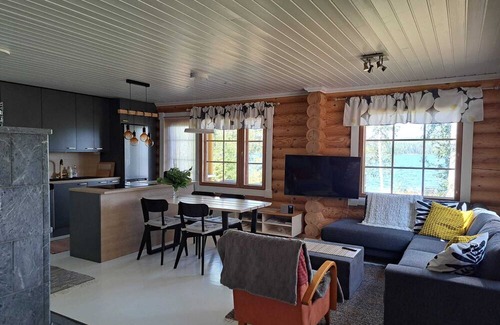 Hiukkajoki House | Yellow vacation home