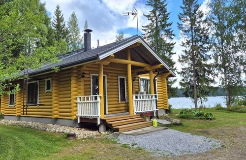 Hiukkajoki House | Yellow vacation home