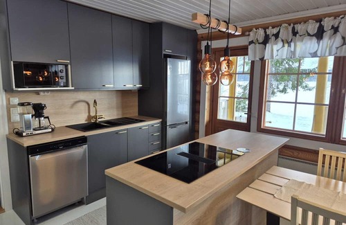 Hiukkajoki House | Yellow vacation home
