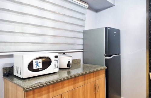 Ermita Condo | 2BR Cozy & Spacious Family Condo, Great View & Karaoke At Torre De Manila