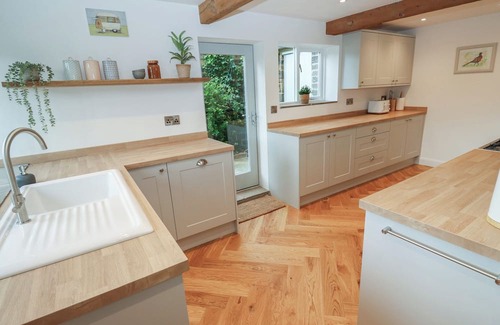 Hepworth Cottage | HILL TOP COTTAGE, pet friendly, with open fire in Holmfirth