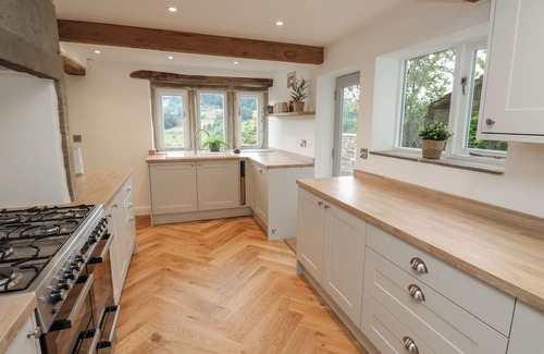 Hepworth Cottage | HILL TOP COTTAGE, pet friendly, with open fire in Holmfirth