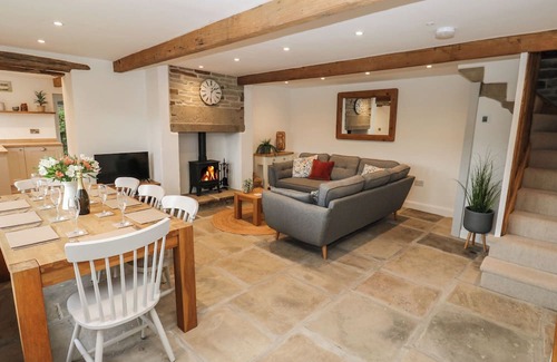 Hepworth Cottage | HILL TOP COTTAGE, pet friendly, with open fire in Holmfirth