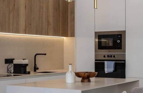 Trinitat Apartment | Renewed tradition: In front of the river and downtown.