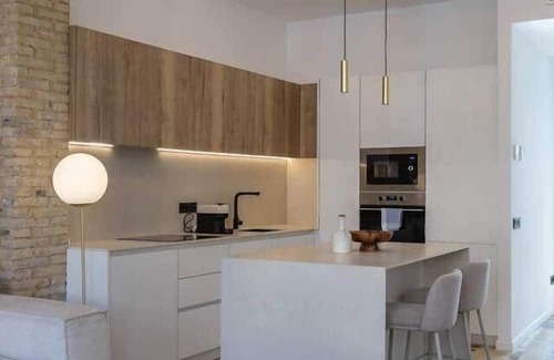 Trinitat Apartment | Renewed tradition: In front of the river and downtown.