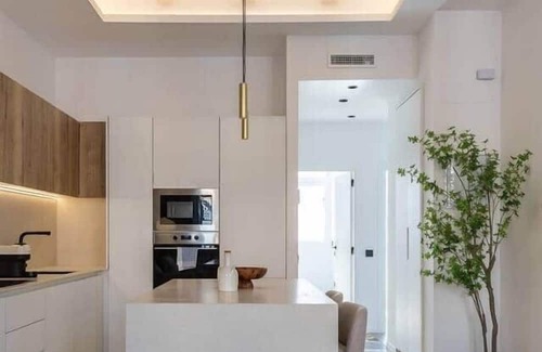Trinitat Apartment | Renewed tradition: In front of the river and downtown.