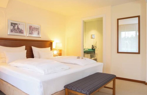 Ootmarsum Hotel | Romantic Room Nestled in Scenic Green Spaces with Direct Access to Park