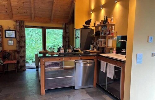 Leenane House | Connemara Comfort & Tranquility…Sauna & king beds