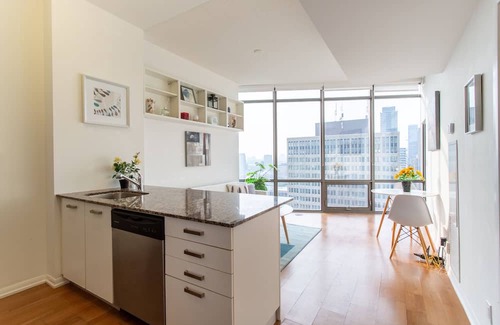 Bay Cloverhill Condo | Downtown Core Bay St Luxury Condo w/High Floor| Ideal for Monthly Rentals