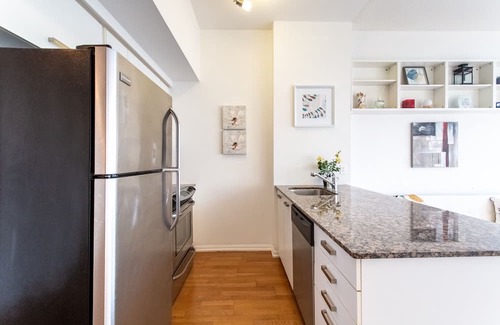 Bay Cloverhill Condo | Downtown Core Bay St Luxury Condo w/High Floor| Ideal for Monthly Rentals