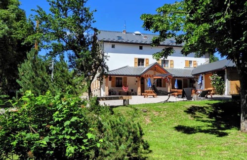 Vassieux-en-Vercors Apartment | Room 'Les Carlines 5' with Mountain View, Shared Terrace and Wi-Fi