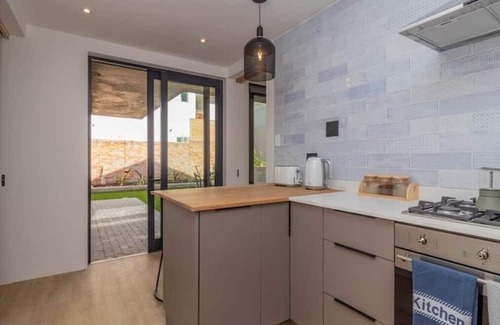 Voelklip House | Trendy family home, bright, mountain views & pool
