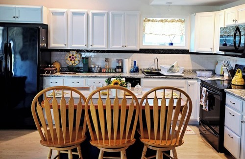 Litchfield Cottage | Cozy Sunshine Cottage on Woodbury Pond
