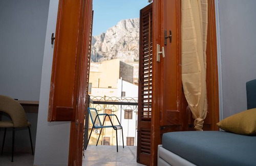Cinisi House | Aurooms - "Blue Room - Relaxation and Refinement in the Heart of Cinisi"