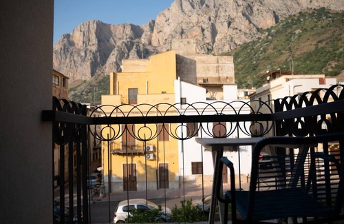 Cinisi House | Aurooms - "Blue Room - Relaxation and Refinement in the Heart of Cinisi"