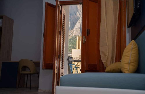 Cinisi House | Aurooms - "Blue Room - Relaxation and Refinement in the Heart of Cinisi"