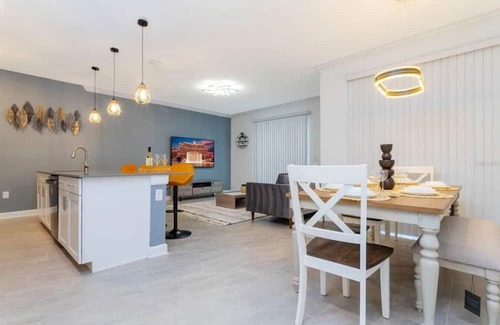 Four Corners House | Cozy Townhouse 4Bd Near Disney| Private Pool & BBQ