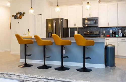Four Corners House | Cozy Townhouse 4Bd Near Disney| Private Pool & BBQ