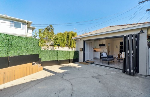 Westchester Apartment | Studio GuestHouse in Los Angeles near LMU, 5 min from LAX.