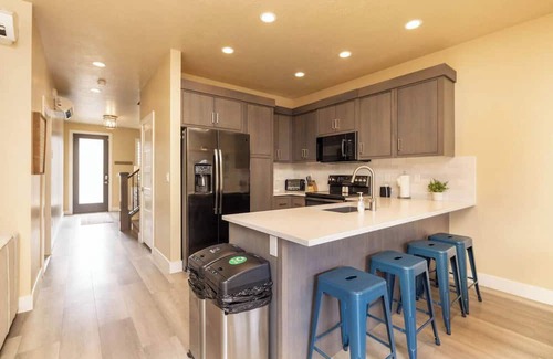 St. George House | St. George 5 bdrm Adventure Retreat, national parks, sports, golf, tesla charger