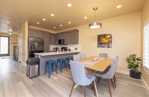St. George House | St. George 5 bdrm Adventure Retreat, national parks, sports, golf, tesla charger