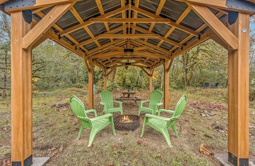 Longview Apartment | Bright and Colorful Tiny Home for Two - Unique Northwest Vacation Rentals