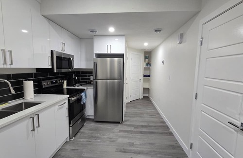 Northwest Edmonton House | Modern Cozy 1-Bed Basement Apartment Suite | Private Entry & All Essentials